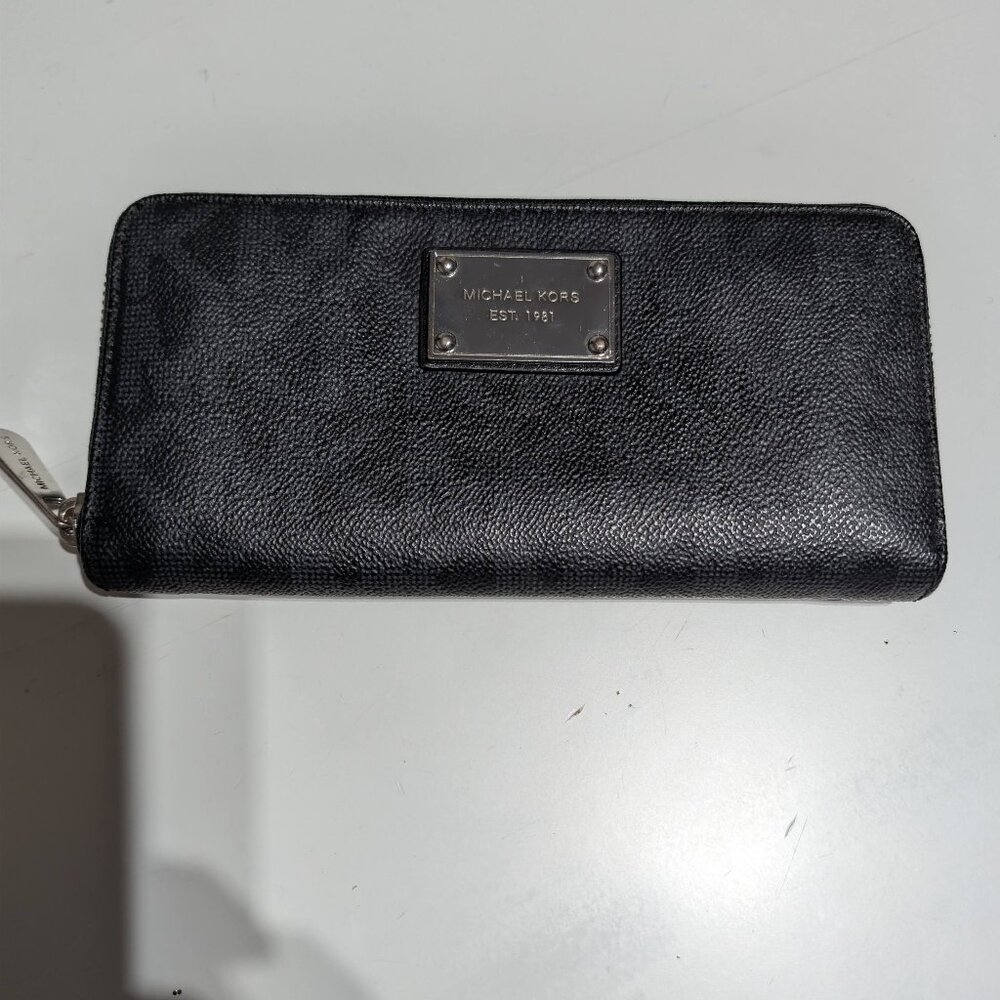 Michael Kors Jet Set Travel Continental Black Signature Wallet
